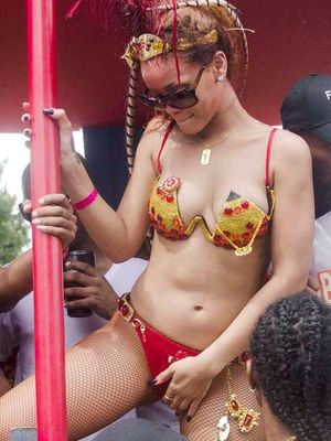 Rihanna зажигает на карнавале на Барбадос (фото + видео)