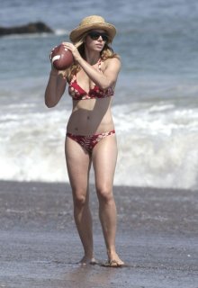 Фото Джессика Бил на пляже в красном купальнике (Jessica Biel bikini)