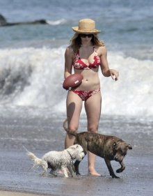 Фото Джессика Бил на пляже в красном купальнике (Jessica Biel bikini)