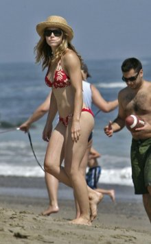 Фото Джессика Бил на пляже в красном купальнике (Jessica Biel bikini)