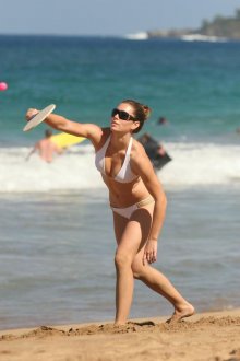 Фото Джессика Бил на пляже в белом купальнике (Jessica Biel bikini)