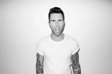 Участник Maroon 5 объявил о своей помолвке