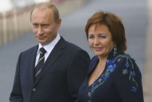 Владимир Путин убрал из биографии упоминание о жене