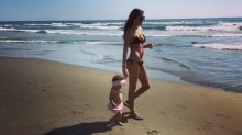 Видео и фото Кети Топурия в купальнике на пляже